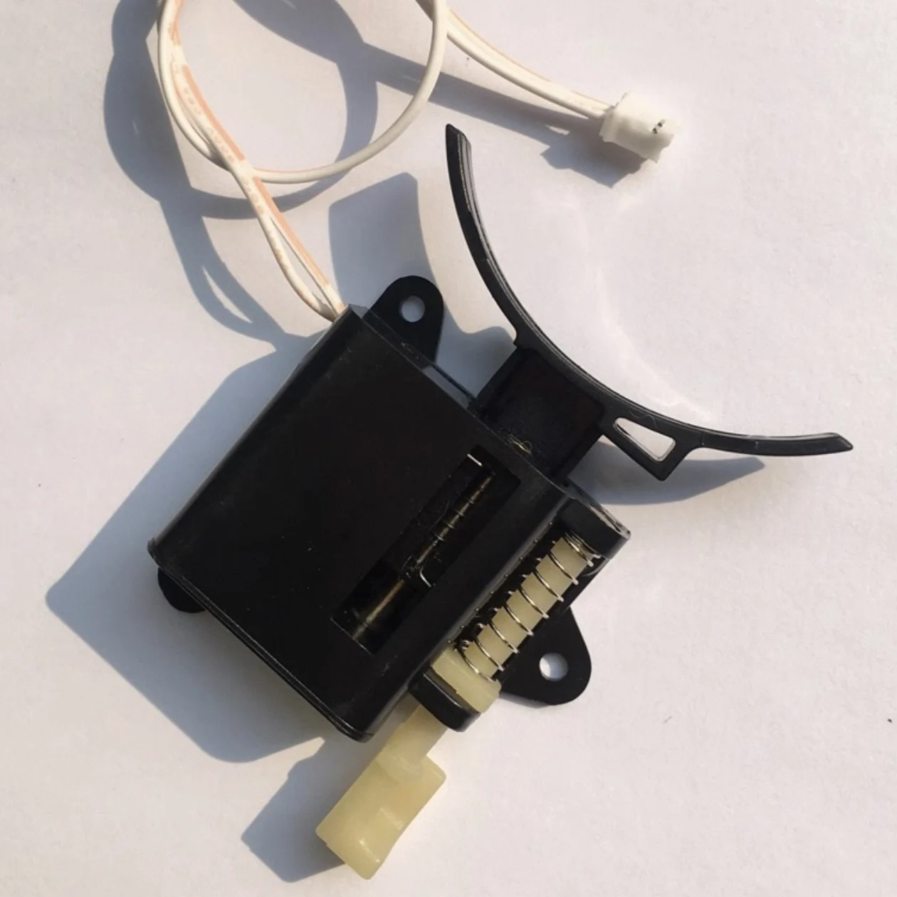 ملحقات قفل الباب الذكي: محرك ا - مراجعة Door Lock وسعره