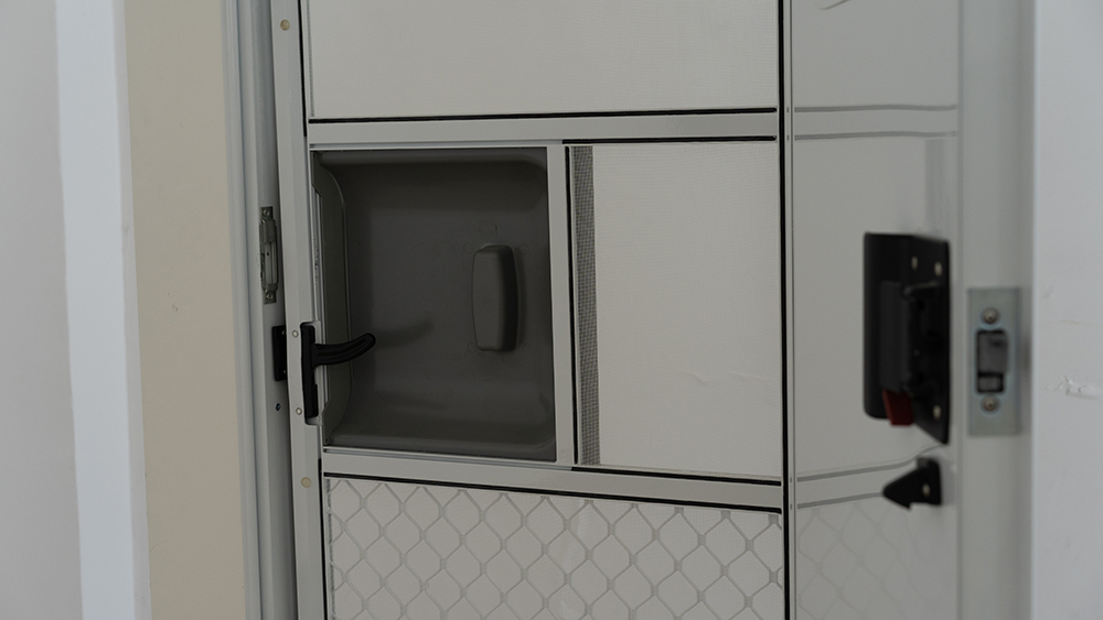 قفل أمان أوتوماتيكي من آيرو لأ - مراجعة Door Lock وسعره