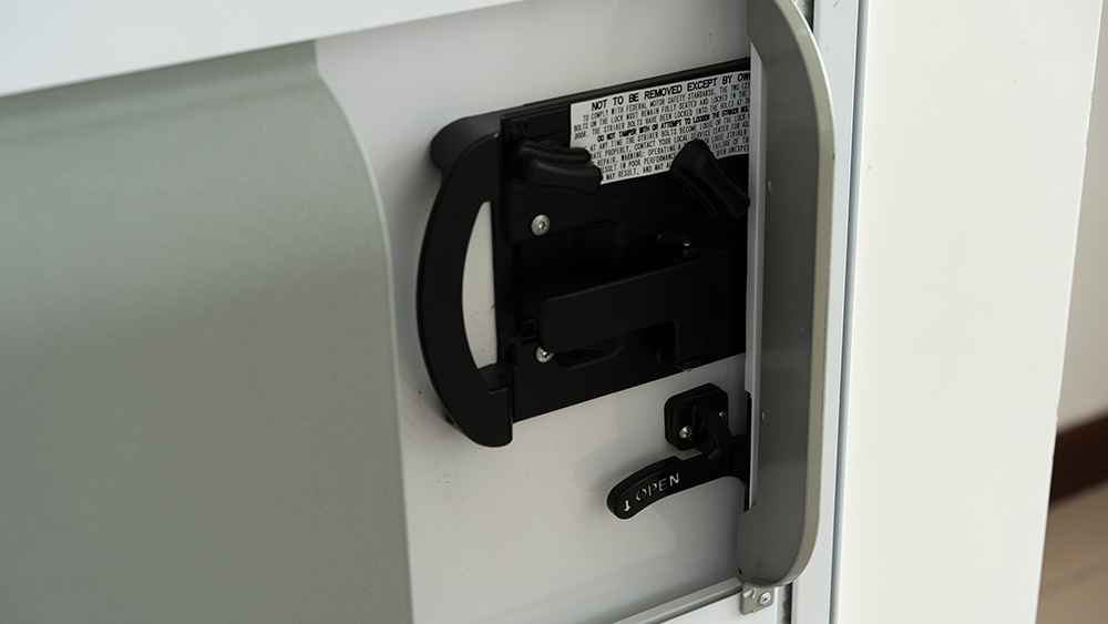 قفل أمان أوتوماتيكي من آيرو لأ - مراجعة Door Lock وسعره